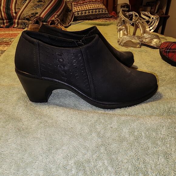 EASY STREET EUC WOMEN'S SIZE 7w SUEDE BLACK COMFORT WAVE SLIPONS SHOES - Picture 1 of 10